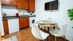 Cafetera y tetera, refrigerador, microondas y tetera eléctrica 