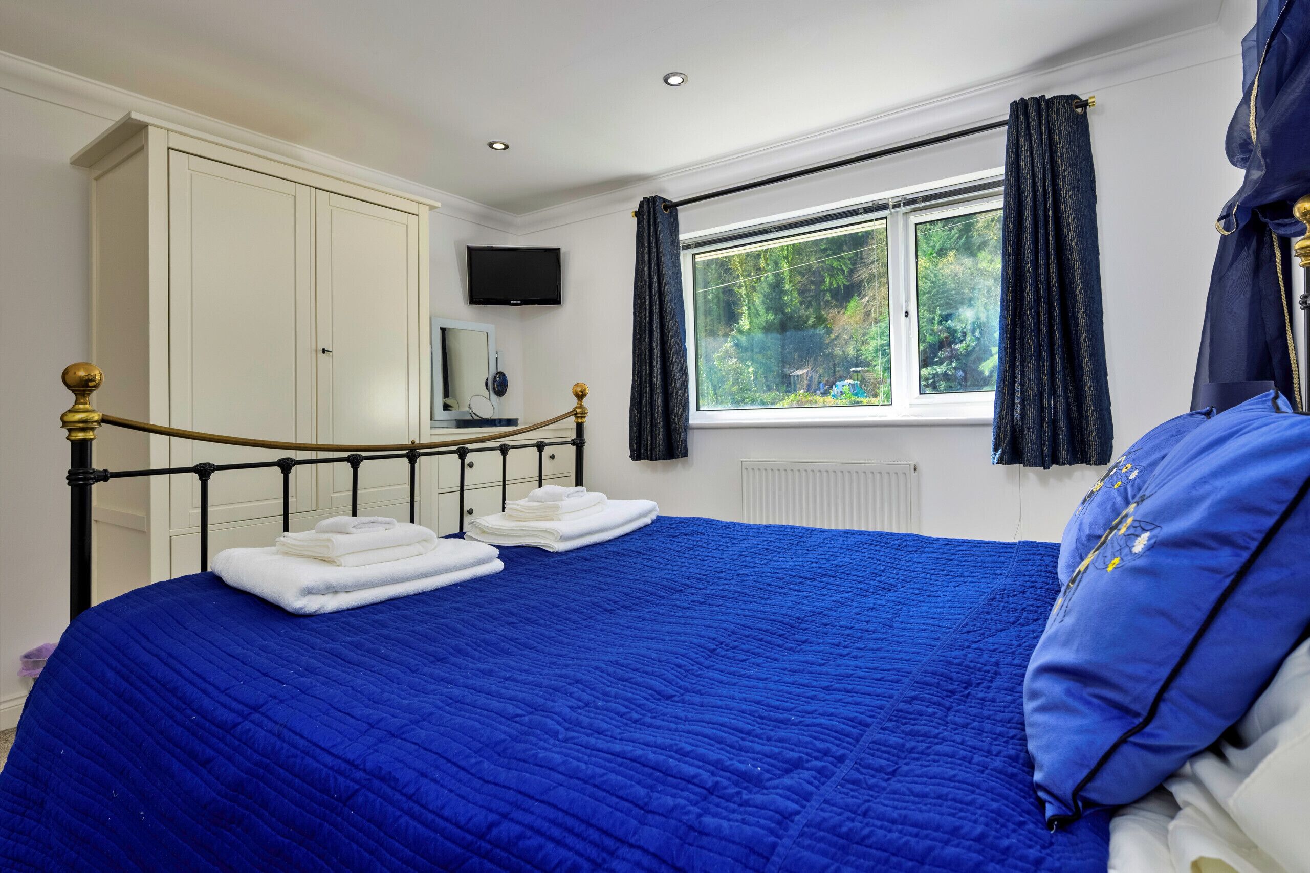 Iron/ironing board, free WiFi, bed sheets
