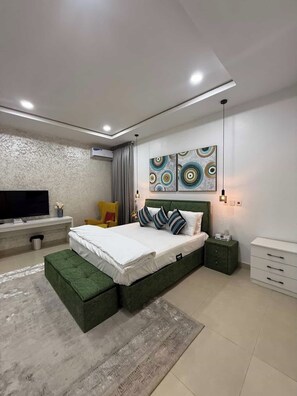 Desk, laptop workspace, blackout drapes, soundproofing - Goshen Trust Hotel And Suites (Idanre)