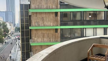 Luxe suite, balkon, uitzicht op stad | Terrein van de accommodatie