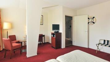 Habitación doble estándar, vista al río | Tabla de planchar con plancha y wifi gratis