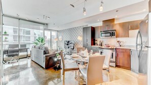Un apartamento moderno con comedor, cocina y sala de estar.