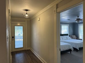 3 habitaciones, tabla de planchar con plancha, wifi y ropa de cama 