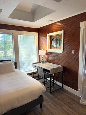 3 bedrooms, iron/ironing board, WiFi, bed sheets - Come stay at the VA Hideaway in downtown Van Alstyne! (Van Alstyne)