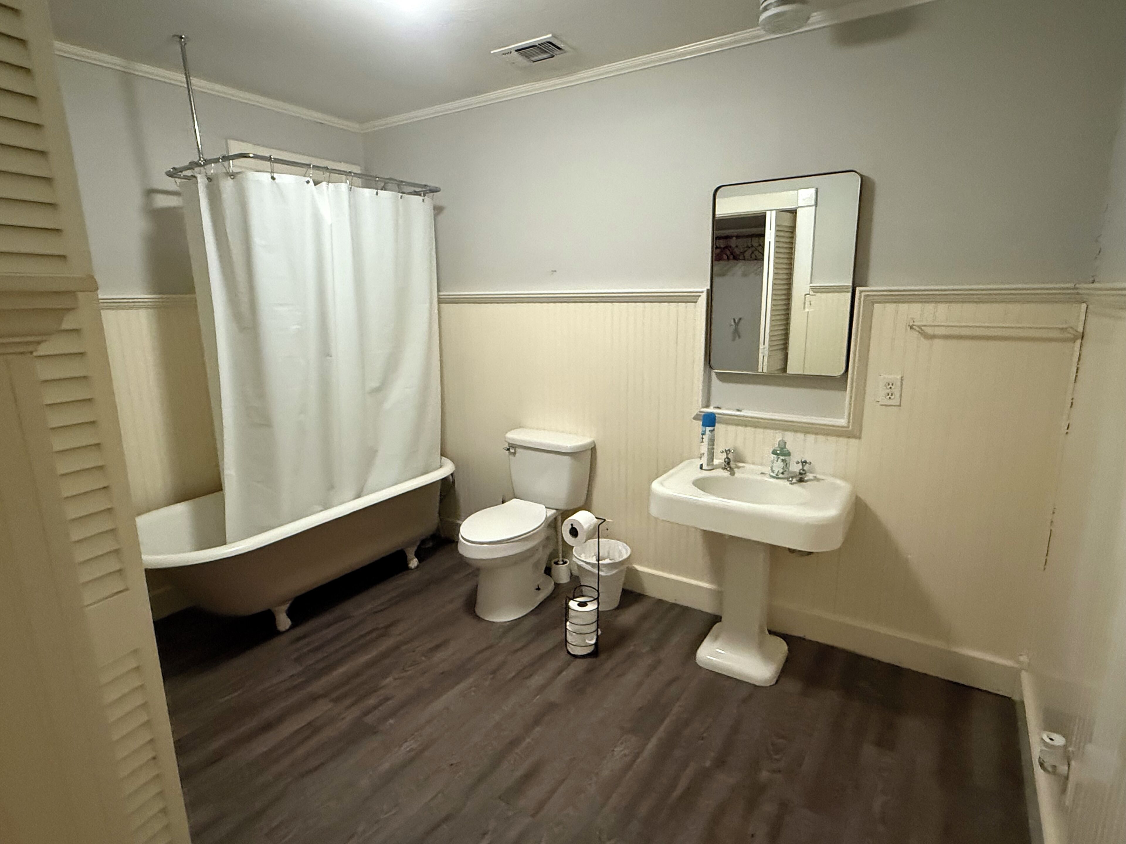 Un baño con bañera, inodoro y lavabo.