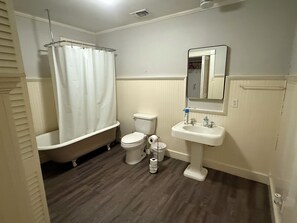 Shower, hair dryer, towels, soap - Come stay at the VA Hideaway in downtown Van Alstyne! (Van Alstyne)