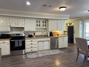 Private kitchen - Come stay at the VA Hideaway in downtown Van Alstyne! (Van Alstyne)
