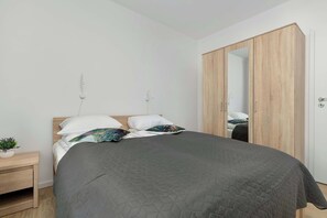 Room - Quiet Apartment with Parking Near the City Center by Noclegi Renters (Gdańsk)