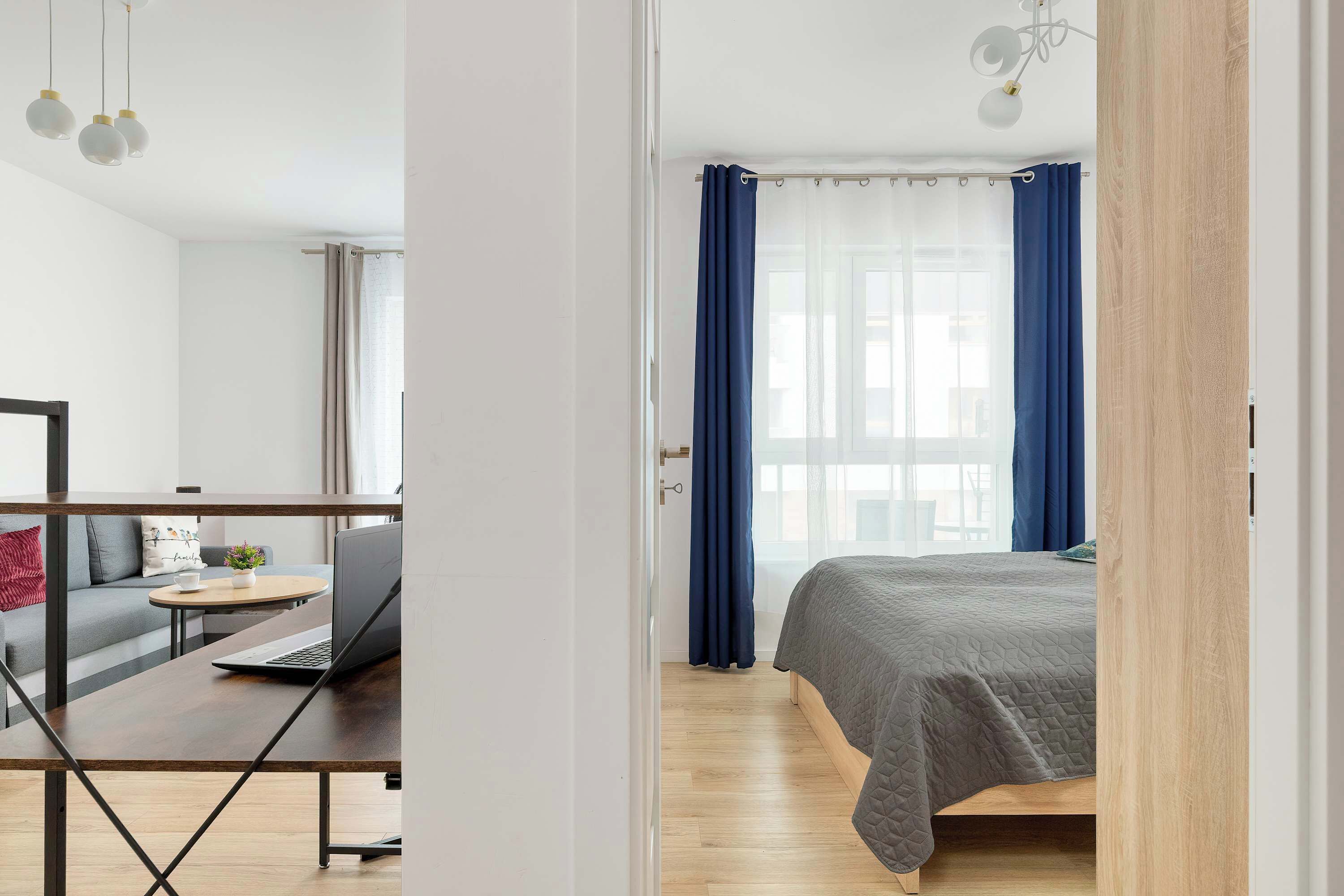 1 sovrum, skrivbord, strykjärn/strykbräda och resesäng