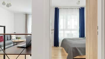 1 sovrum, skrivbord, strykjärn/strykbräda och resesäng