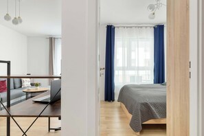 1 quarto, escrivaninha, ferros/tábuas de passar roupa, berço de viagem