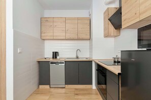 Fridge, microwave, oven, stovetop - Quiet Apartment close to the Center | Parking and Balcony (Gdańsk)