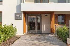 Exterior detail - Quiet Apartment with Parking Near the City Center by Noclegi Renters (Gdańsk)
