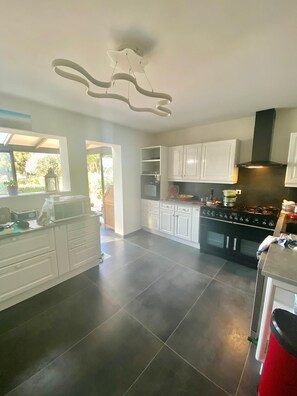 Microwave, oven, stovetop, dishwasher - THE VILLA AZUR BETWEEN VINE AND SEA (La Cadière-d'Azur)