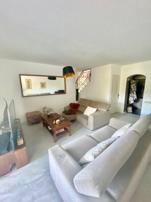 TV - THE VILLA AZUR BETWEEN VINE AND SEA (La Cadière-d'Azur)