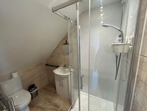 Doccia, asciugacapelli, asciugamani, sapone