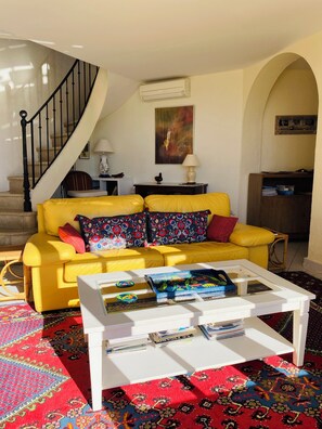 Living area - JF IMMO-VILLA RARE GARDEN PRIVATE POOL 10 PEOPLE SEA VIEW V0861 (Agde)