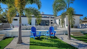 Terrace/patio - Modern luxury retreat near Siesta Key with a heated saltwater pool, hot tub, private sports court, and cinema room. Fully furnished designer home with indoor-outdoor living, perfect for relaxing, entertaining, and enjoying the best of Sarasota. (Sarasota)