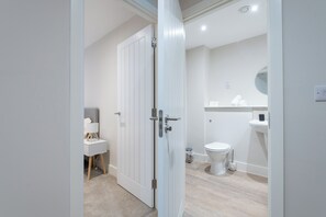 Shower, towels, soap, shampoo - City Center 1BR Flat Near Museum Quarter+Old Town (Kingston upon Hull)