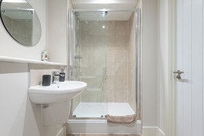 Shower, towels, soap, shampoo - City Center 1BR Flat Near Museum Quarter+Old Town (Kingston upon Hull)
