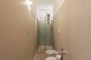 Family Studio (Liberty Home In Genova Nervi) | Bathroom | Shower, hair dryer, bidet, towels