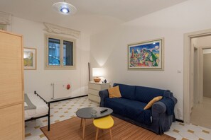 Estudio familiar (Liberty Home In Genova Nervi) | Área de sala de estar | Smart TV de 21 pulgadas con canales por cable 