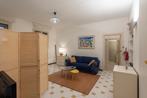 Family Studio, Microwave (Liberty Home In Genova Nervi 2min) | Ruang tamu | TV Pintar 