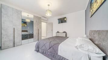Apartment, Balkon, Blick auf den Innenhof | Bügeleisen/Bügelbrett