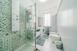 Appartamento, balcone, vista cortile | Bagno | Set di cortesia gratuito, asciugacapelli, bidet, asciugamani