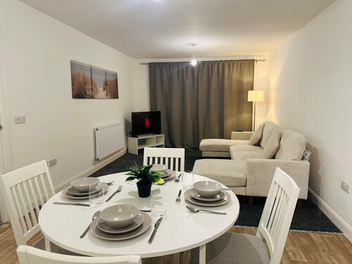 Modern 2 Bedroom Flat with Stylish Comfort