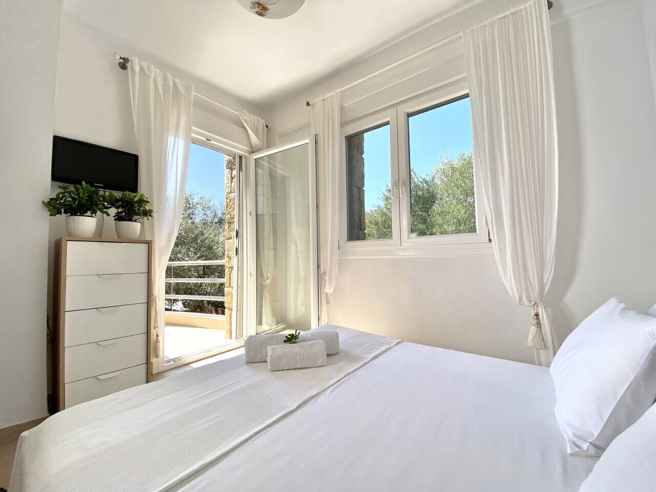 2 bedrooms, iron/ironing board, WiFi