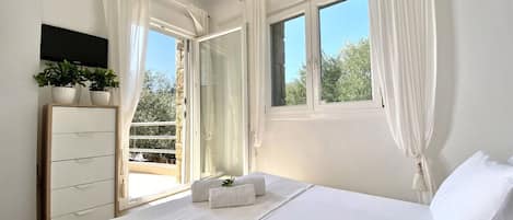 2 bedrooms, iron/ironing board, WiFi