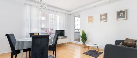 Apartment, Balcony | In-room dining