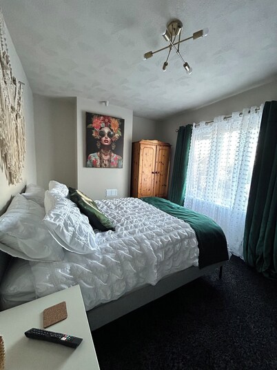 2 Bed House, near central Cardiff. Two-minute walk to Cardiff Football Stadium