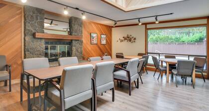 Relax Poolside! All-season Base in Mt Hood Village