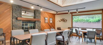 Relax Poolside! All-season Base in Mt Hood Village