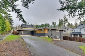A residential area with houses, a driveway, and a pathway. - Healthcare Workers' Home Base! Portland Apt (Portland)