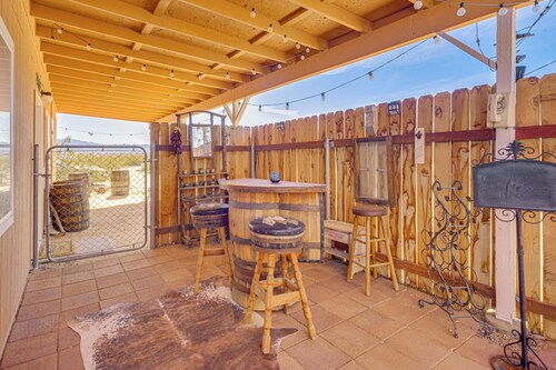 Off-grid Gem w/ Mtn Views, 16 Mi to Joshua Tree!