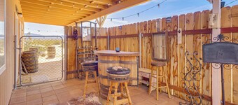 Off-grid Gem w/ Mtn Views, 16 Mi to Joshua Tree!