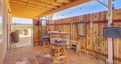 Off-grid Gem w/ Mtn Views, 16 Mi to Joshua Tree!