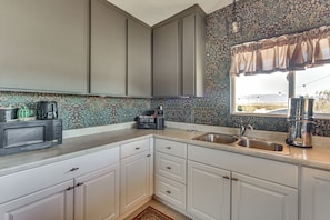 Interior - Desert Gem w/ Mtn Views, 16 Mi to Joshua Tree! (Twentynine Palms)