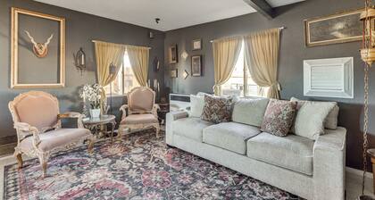 Desert Gem w/ Mtn Views, 16 Mi to Joshua Tree!