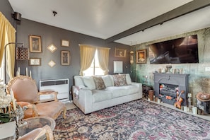 Interior - Desert Gem w/ Mtn Views, 16 Mi to Joshua Tree! (Twentynine Palms)