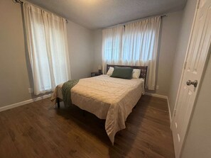 4 bedrooms, free WiFi - Stay close to the action in this comfortable home in Grand Prairie—the perfect home base for concerts, family trips, and DFW adventures. Enjoy easy access to top attractions, dining, shopping, and entertainment while relaxing in a cozy home. (Grand Prairie)