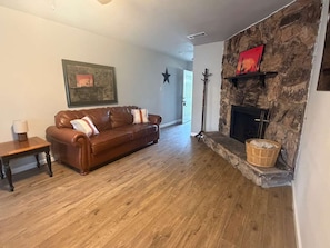 TV, fireplace - Stay close to the action in this comfortable home in Grand Prairie—the perfect home base for concerts, family trips, and DFW adventures. Enjoy easy access to top attractions, dining, shopping, and entertainment while relaxing in a cozy home. (Grand Prairie)