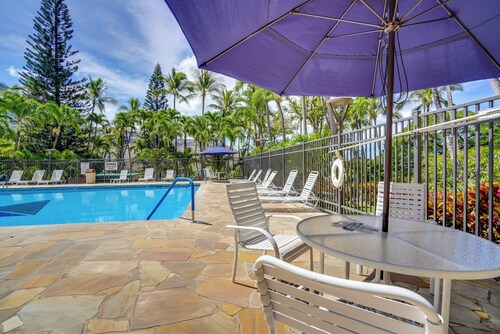 1 Mi to Makaha Beach! Resort Escape w/ Pool Access