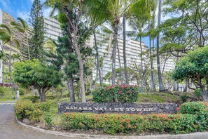 Interior - 1 Mi to Makaha Beach! Resort Escape w/ Pool Access (Waianae)