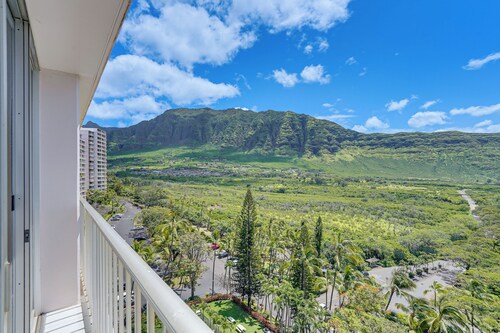 1 Mi to Makaha Beach! Resort Escape w/ Pool Access