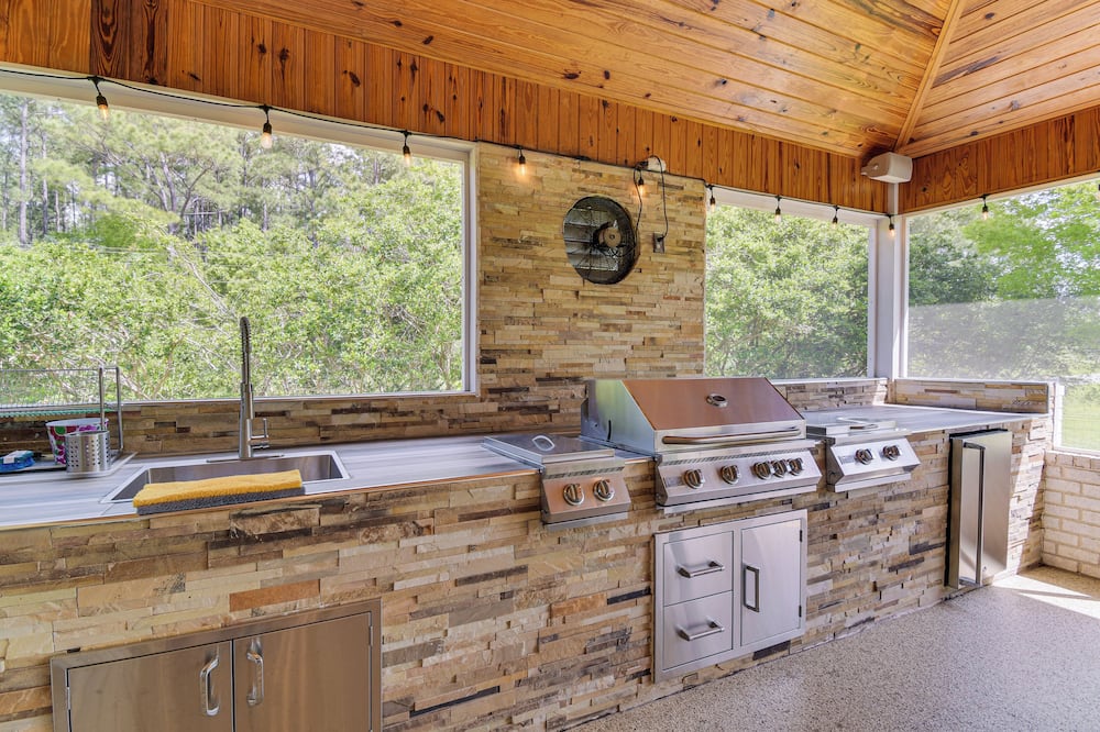 Elegant Home w/ Outdoor Kitchen in Robertsdale - Robertsdale, PA