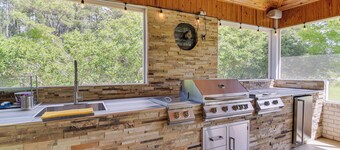 Elegant Home w/ Outdoor Kitchen in Robertsdale